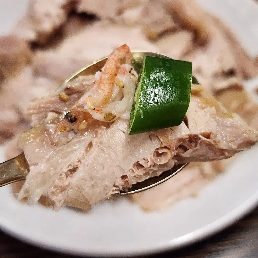 부드럽게 삶아낸 오겹살 수육 클로즈업