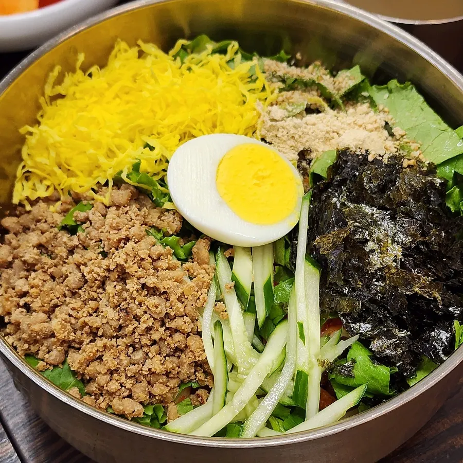 평이담백 비빔칼국수 한 그릇