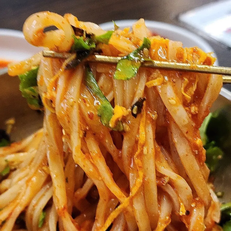 양념이 비벼진 비빔칼국수 면
