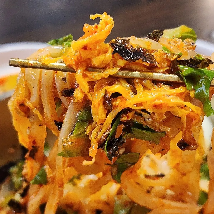 젓가락으로 들어 올린 비빔칼국수