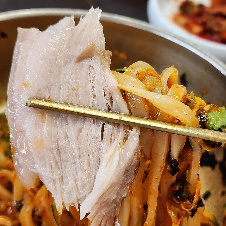 비빔칼국수와 보쌈 수육을 함께 차린 모습