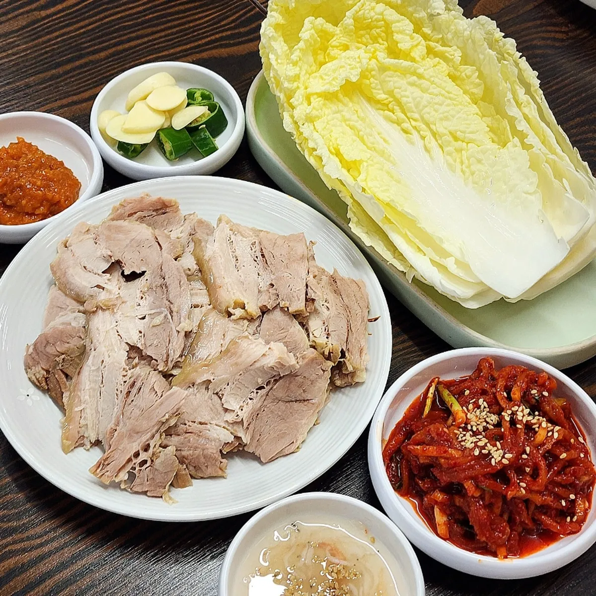 보쌈 수육과 비빔칼국수 조합 상차림
