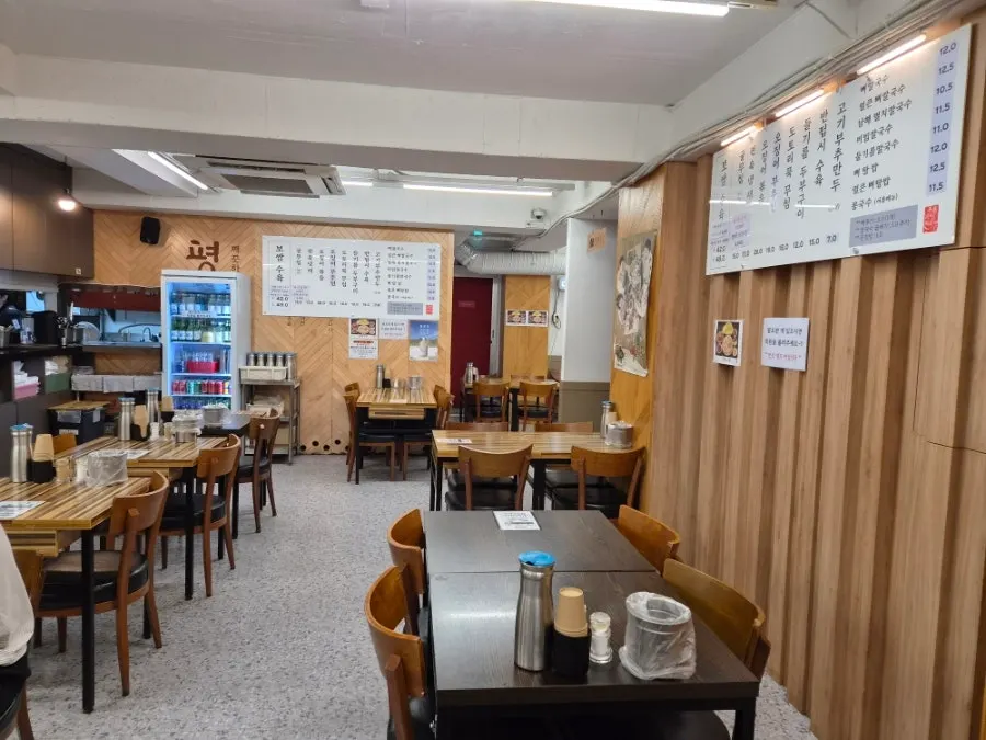 Spacious hall seating inside Pyeongidambaek Ppyeo Kalguksu Main Branch