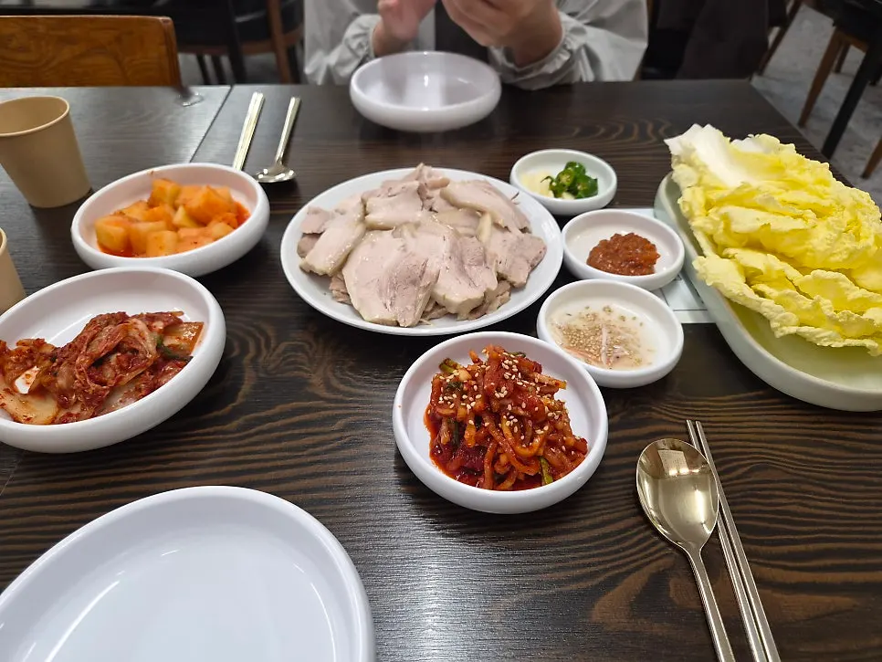 먹음직스럽게 담겨 나온 보쌈 고기