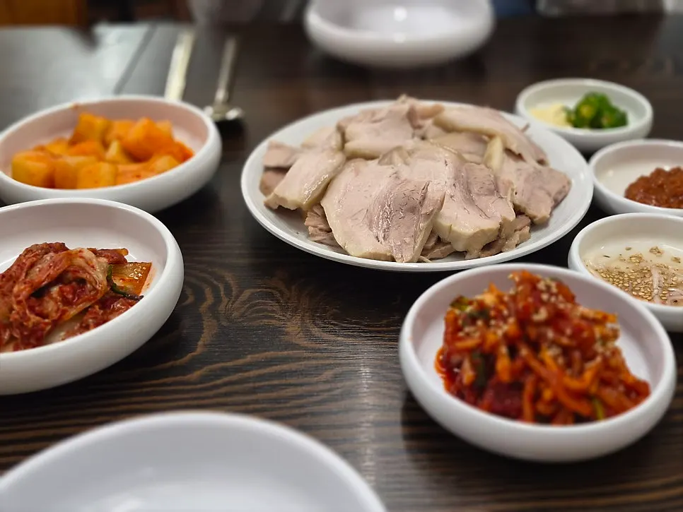 싱싱한 쌈 채소에 올린 보쌈 고기