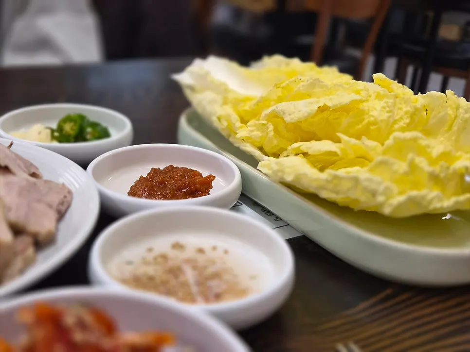 쌈에 싸 먹는 보쌈 한 입