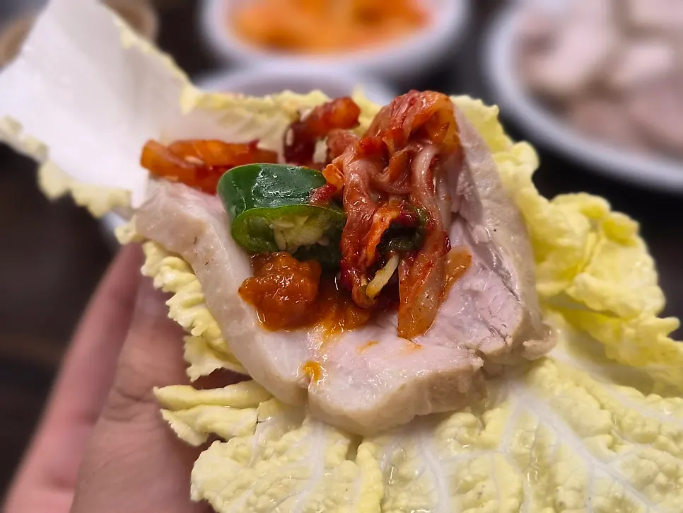 칼국수를 먹는 손님이 많은 홀 풍경