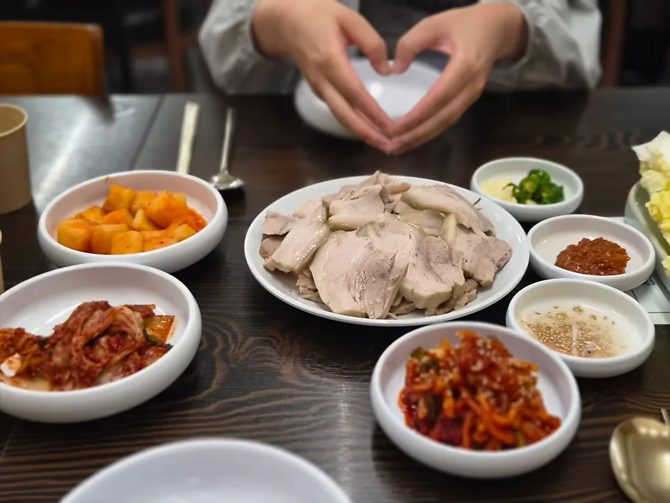 평이담백 뼈칼국수 본점 내부 테이블