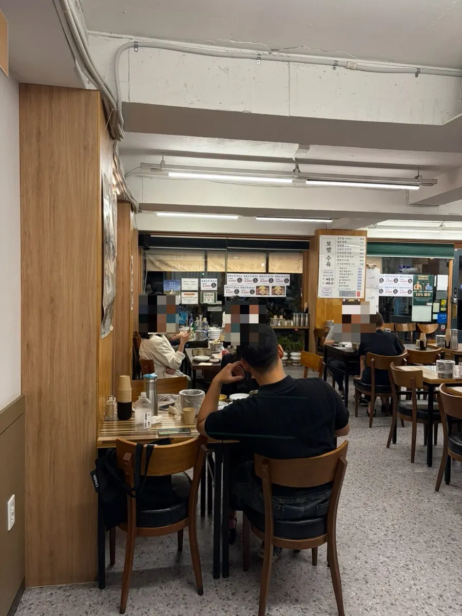 식당 내부 통로와 테이블 전경