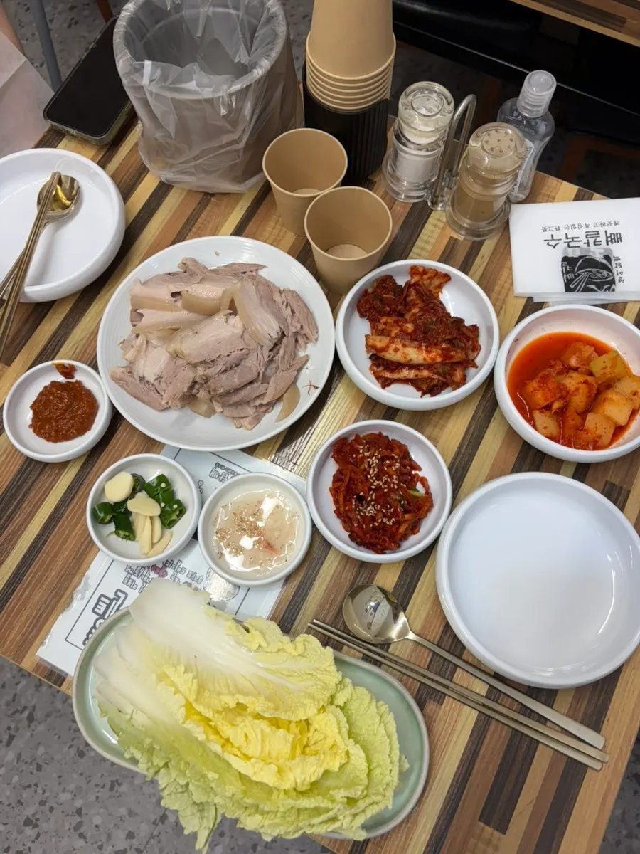 새우젓 무생채 쌈채소 구성