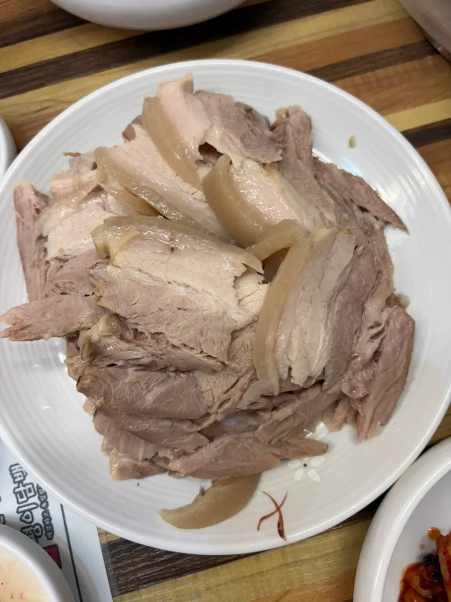 윤기 나는 보쌈 수육 중 사이즈 한 접시