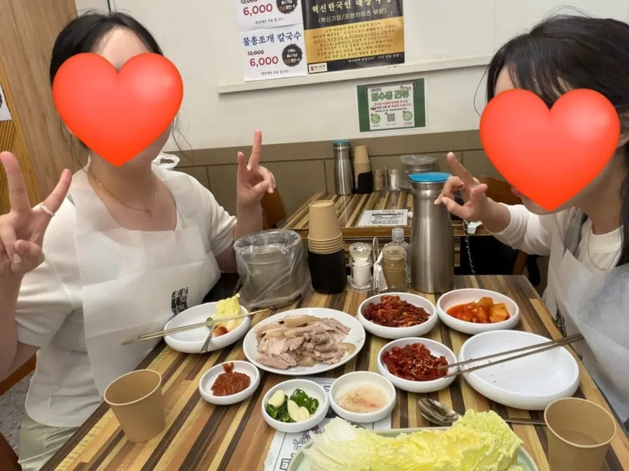 두툼하게 썰린 보쌈 수육 클로즈업