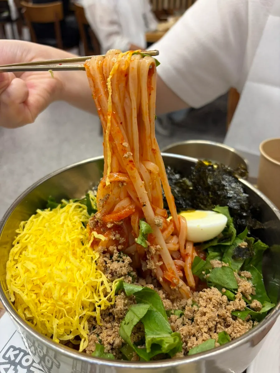 계란고명 올라간 비빔칼국수 한 그릇