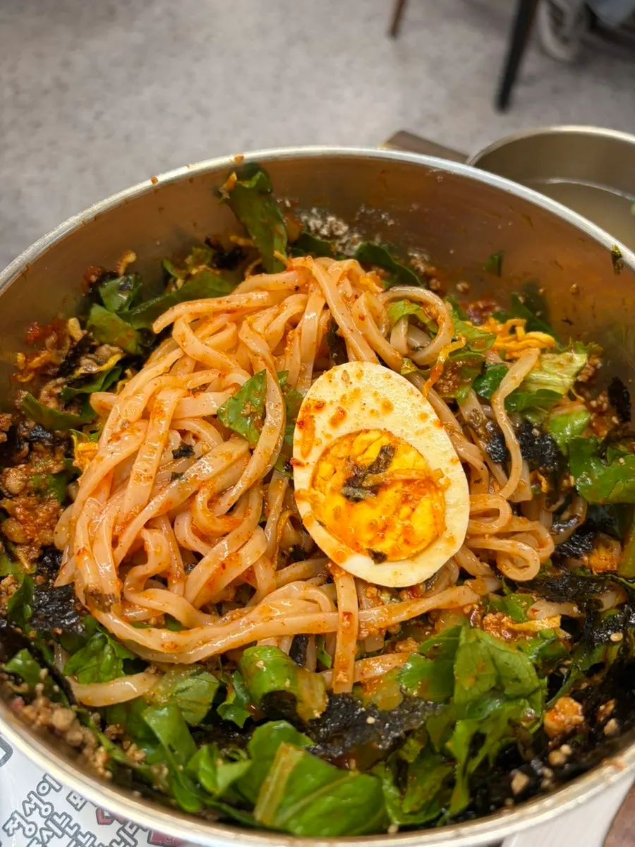 소스에 비빈 비빔칼국수 면발