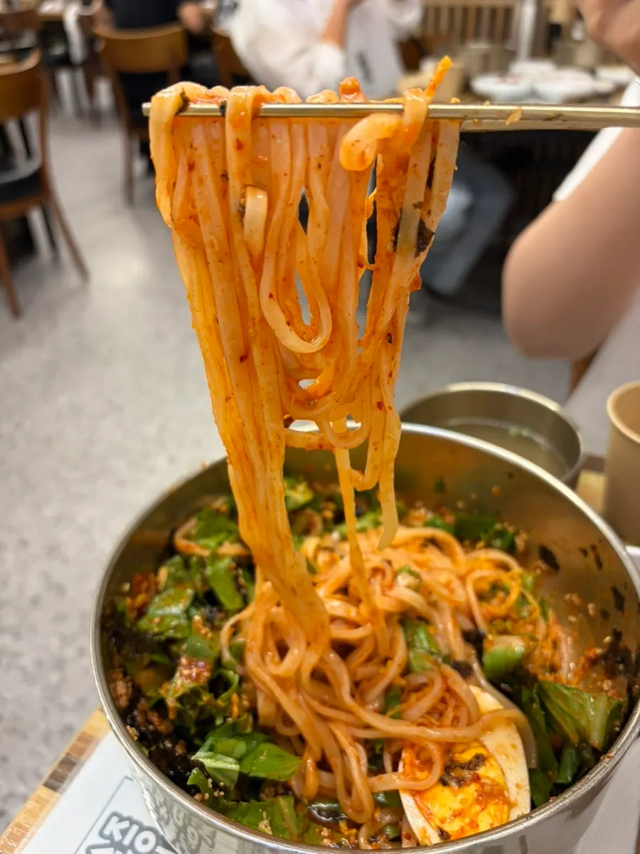 김가루와 채소를 섞은 비빔칼국수