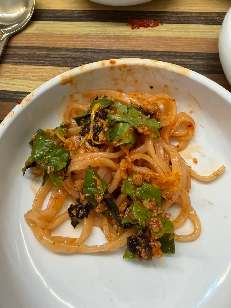 다진 고기와 함께 집어 올린 비빔칼국수