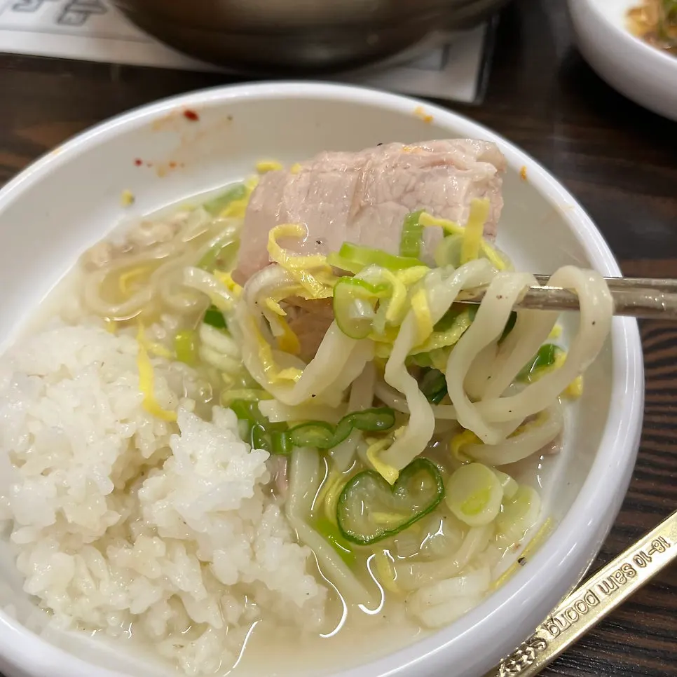 A bowl of rice filled to the brim