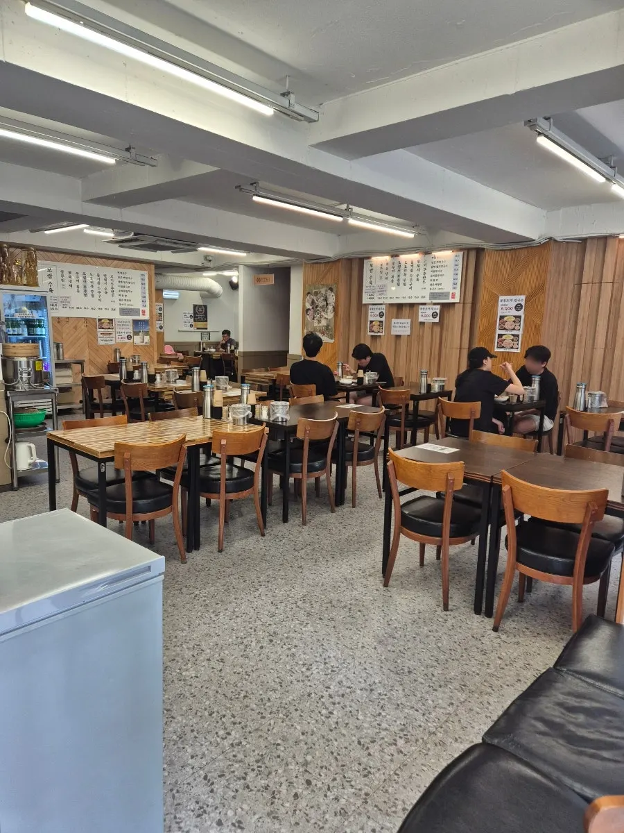 Interior of Pyeongidambaek Ppyeo Kalguksu Main Branch