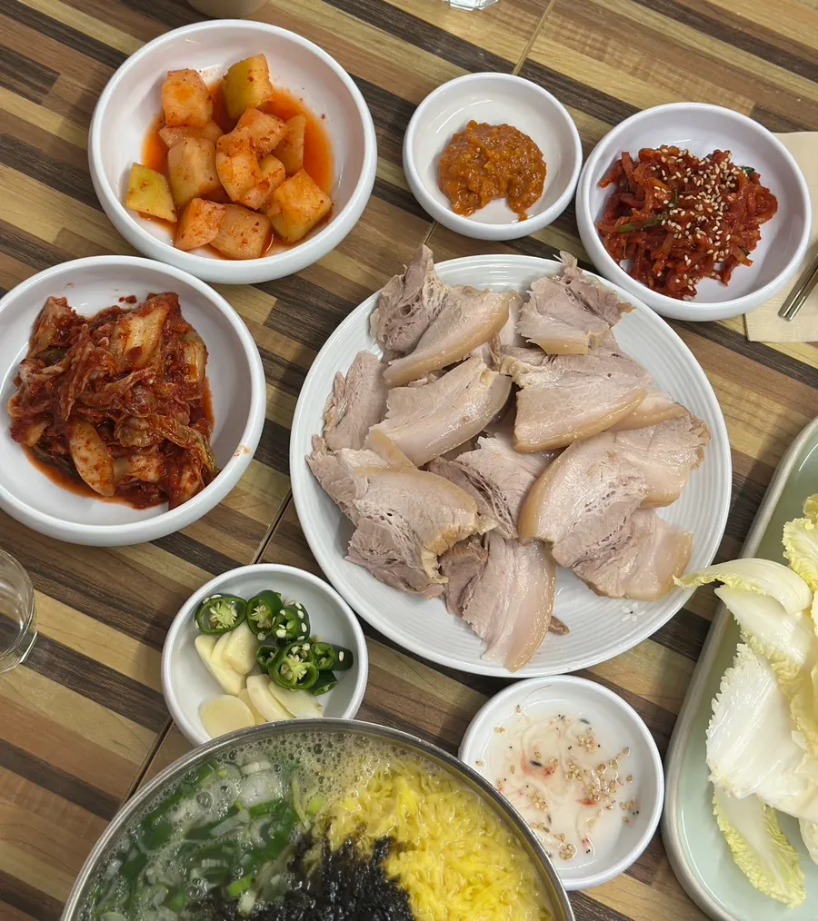 평이담백 뼈칼국수 본점 보쌈 수육 상차림