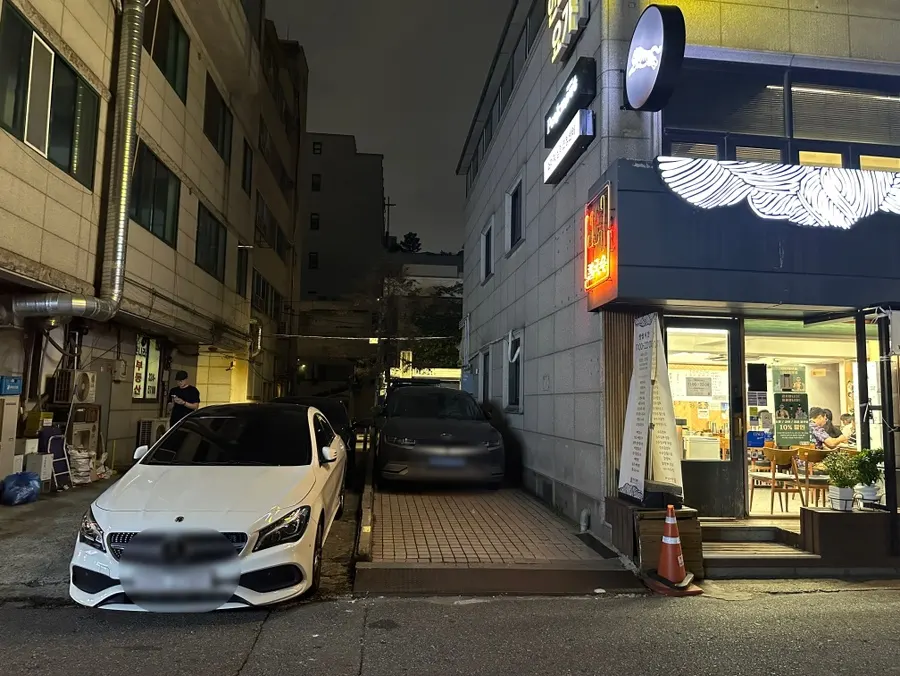 가게 건물 왼쪽의 주차장 모습