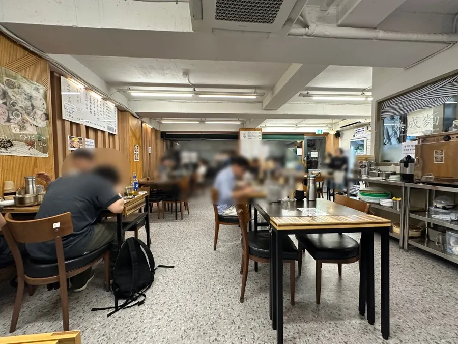 토요일 저녁 손님이 들어오는 가게 내부