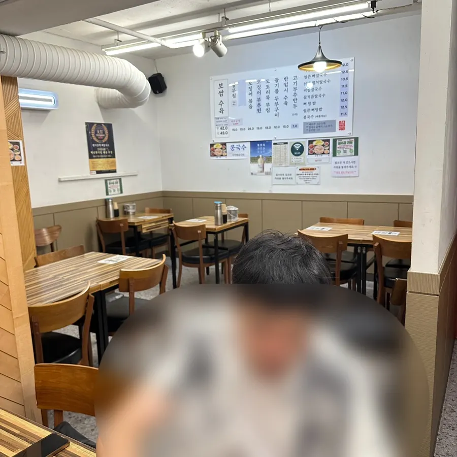 안쪽 넉넉한 테이블 좌석