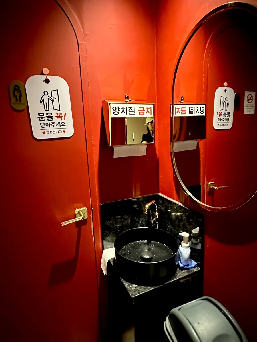 남녀 구분된 가게 내부 화장실 입구
