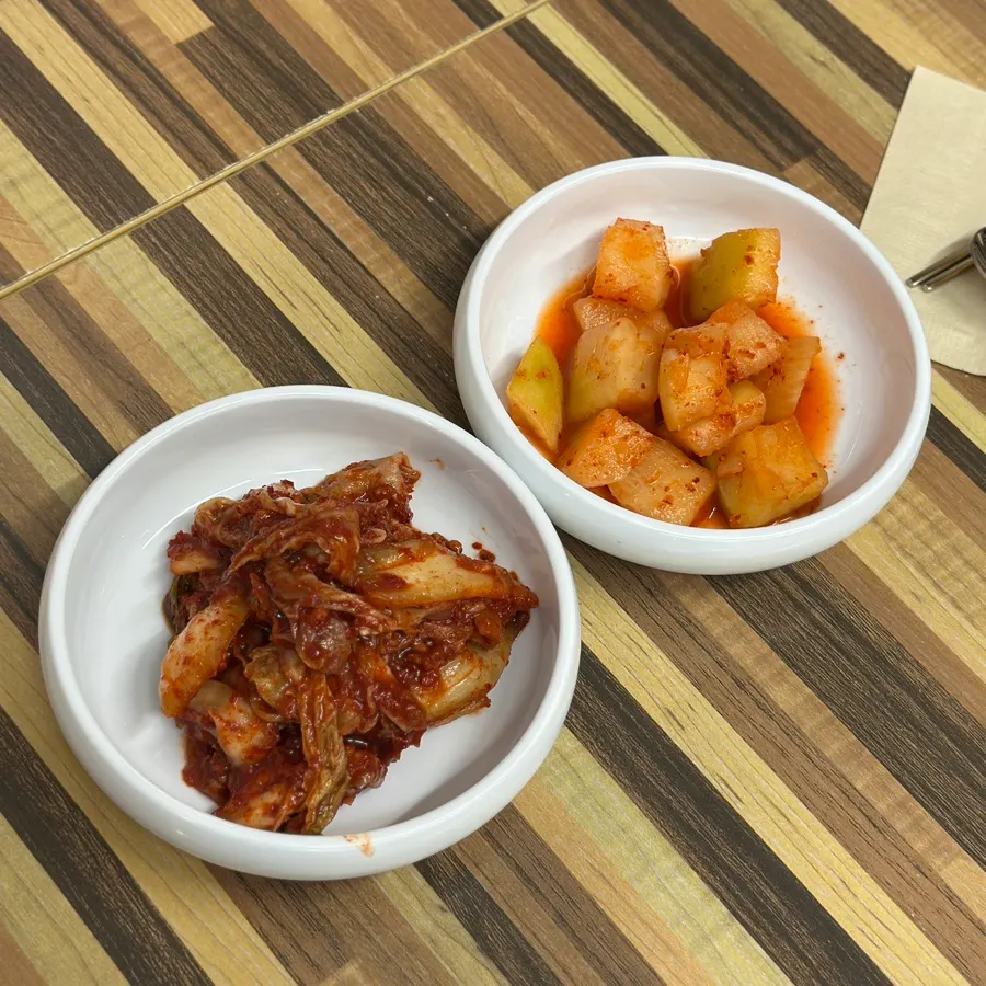음식으로 가득 채워진 2인 테이블