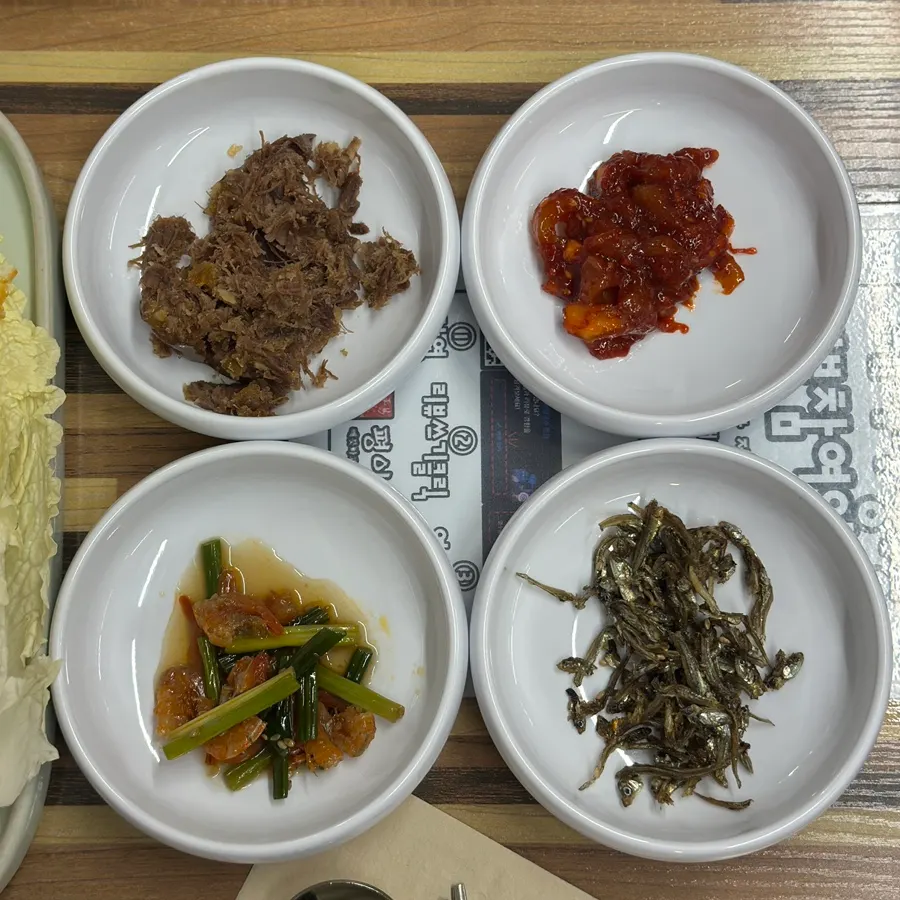 정갈하게 담긴 기본 반찬 여섯 가지