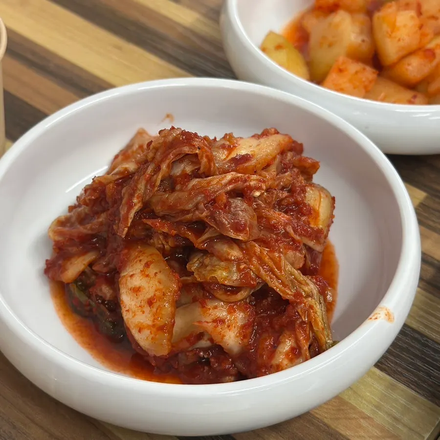 빨간 양념에 버무린 밑반찬 접시