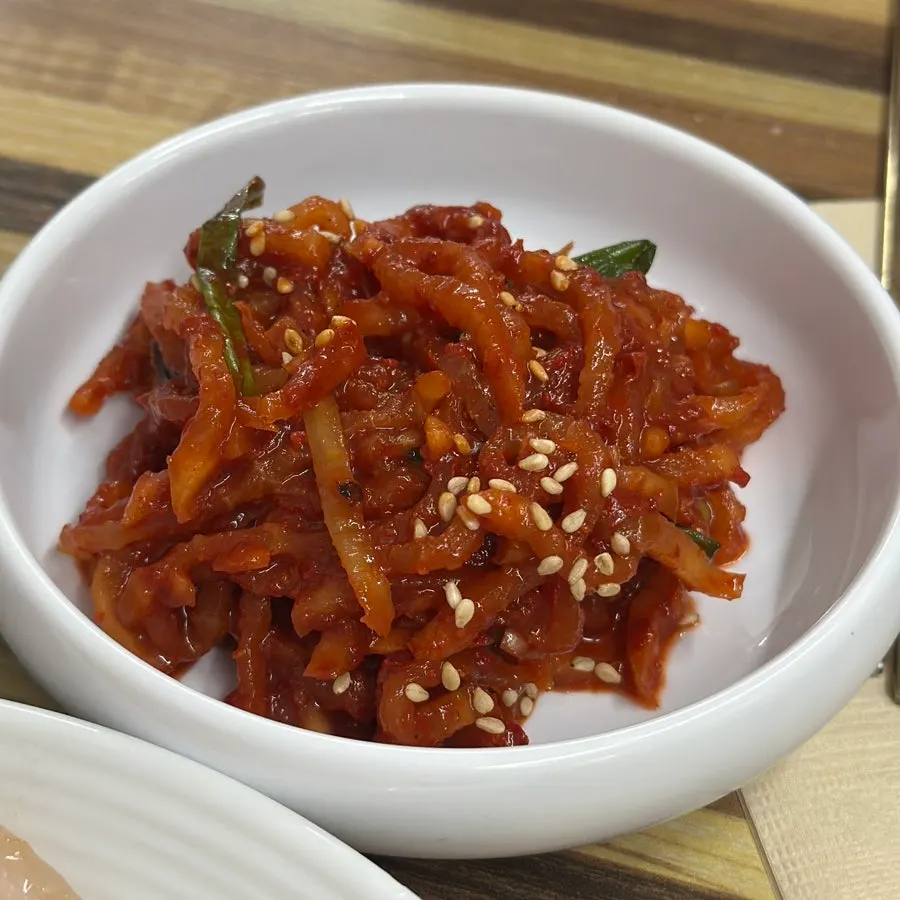 수육과 곁들이는 양념 반찬 클로즈업