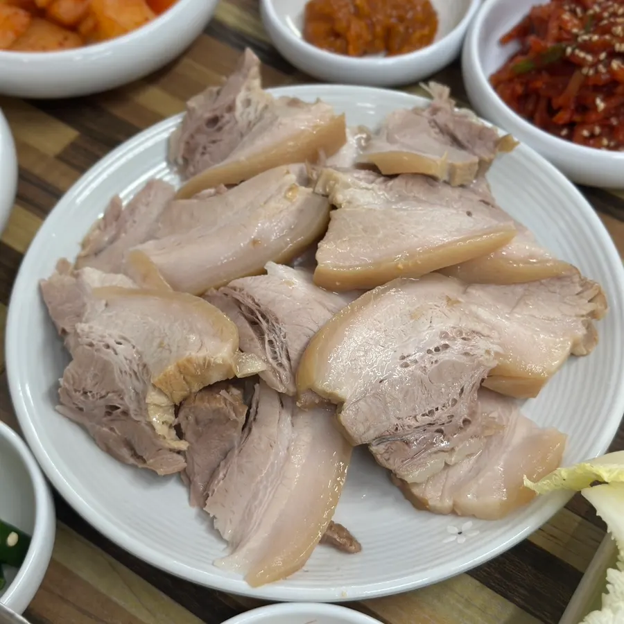 투박하게 썰려 나온 보쌈 수육 중 사이즈
