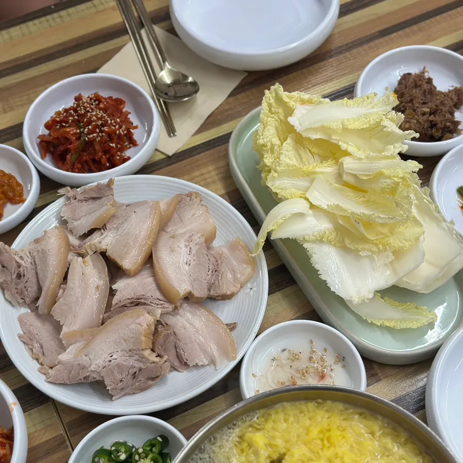 접시에 수북히 쌓인 알배추 쌈채소