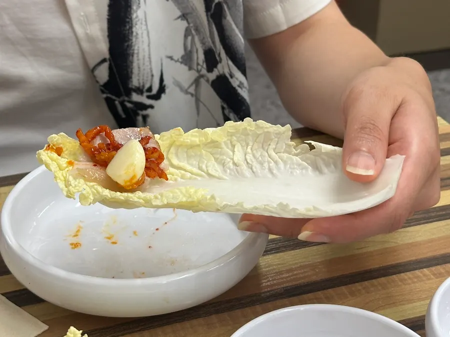 큰 알배추에 보쌈을 올려 싼 쌈