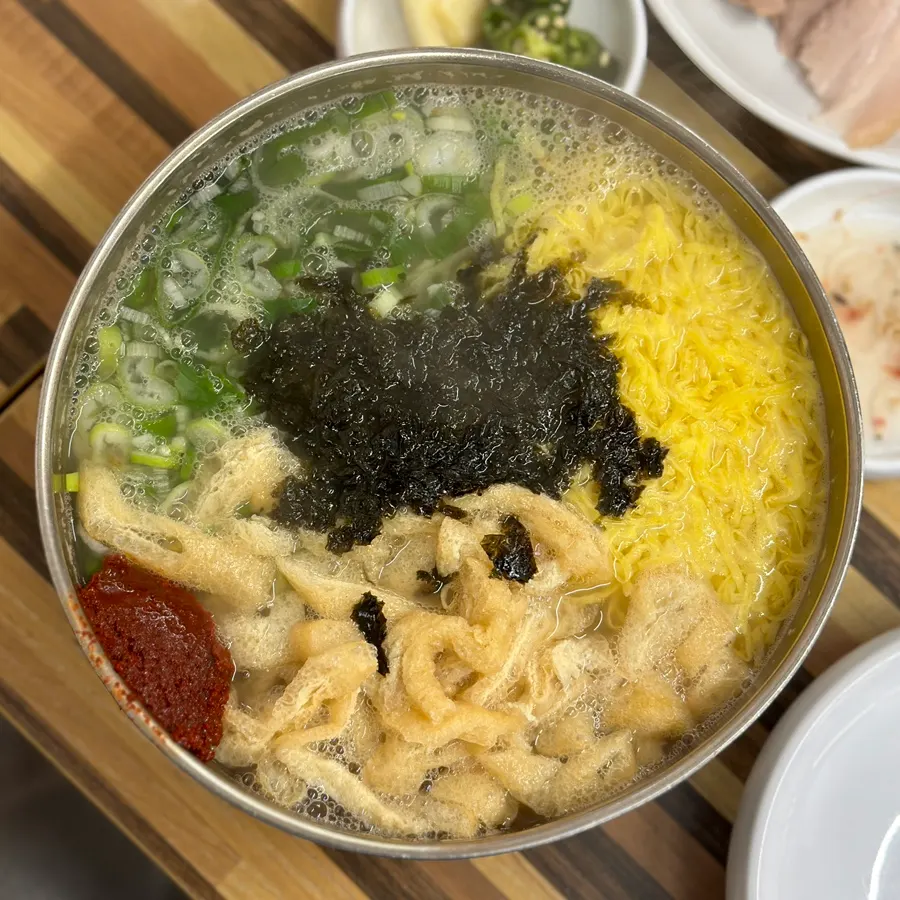 다데기가 올라간 멸치칼국수 국물