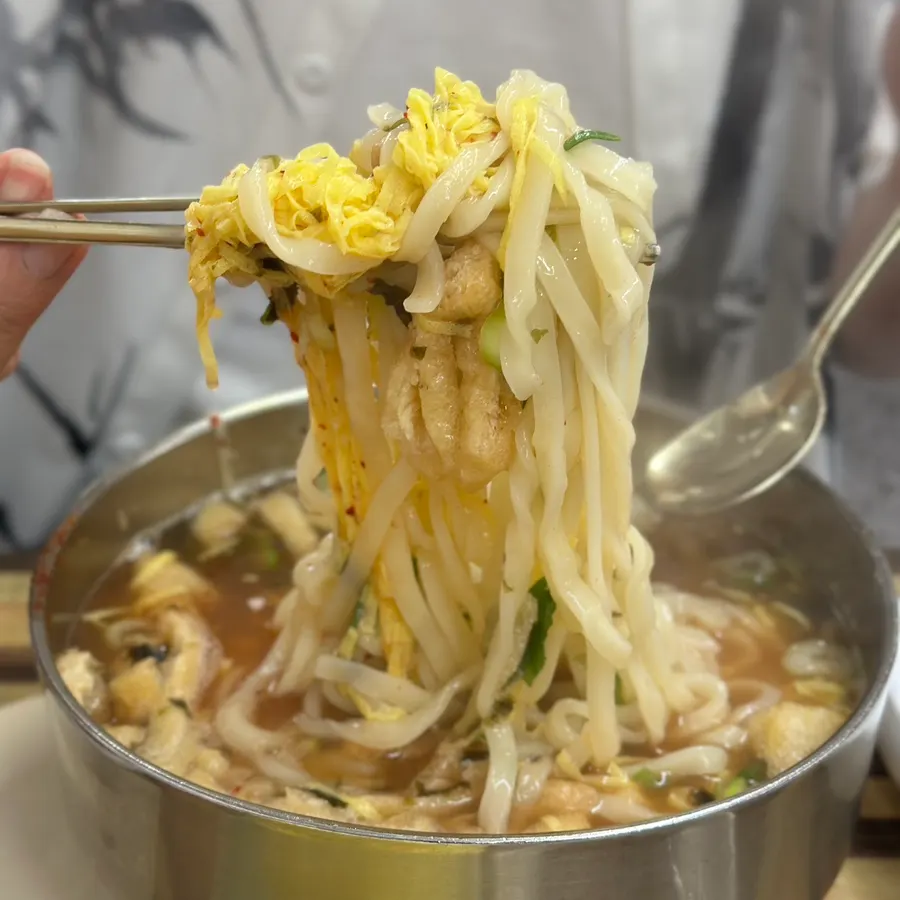 다데기를 섞은 멸치칼국수 면발