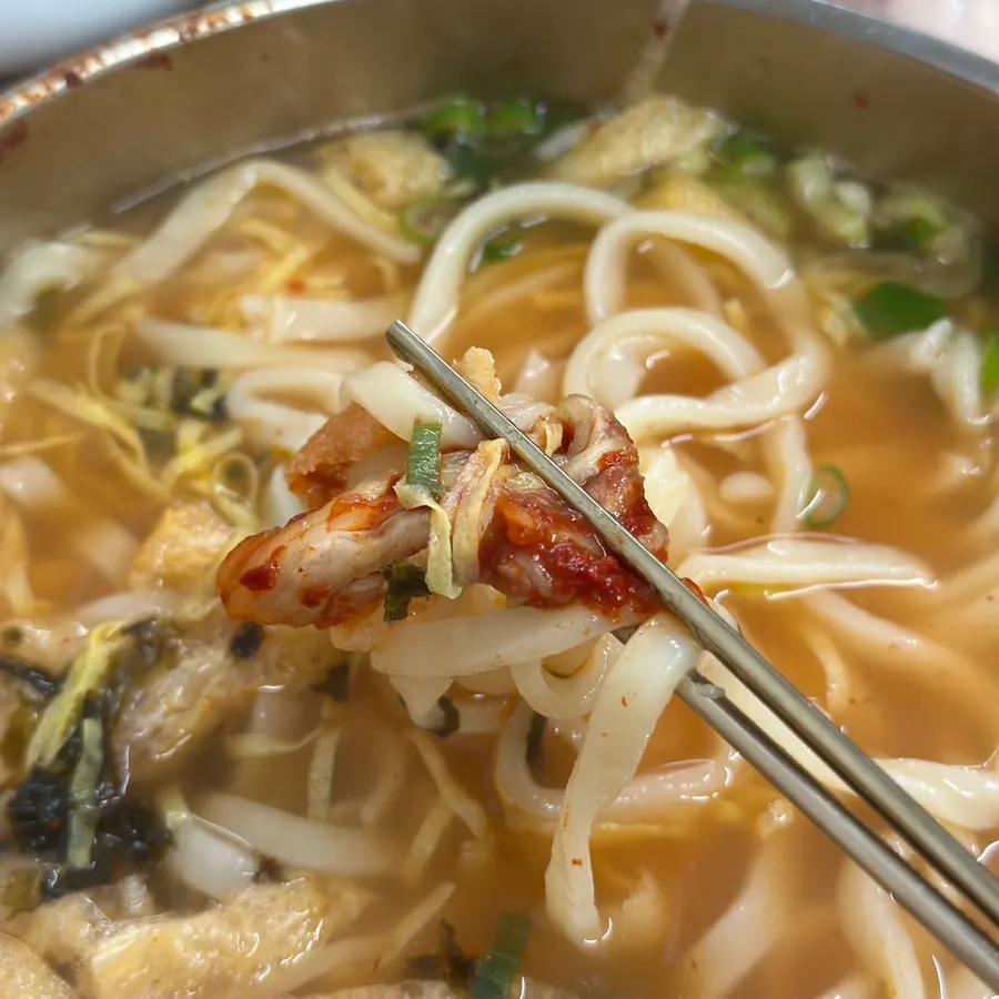 김치와 함께 먹는 멸치칼국수