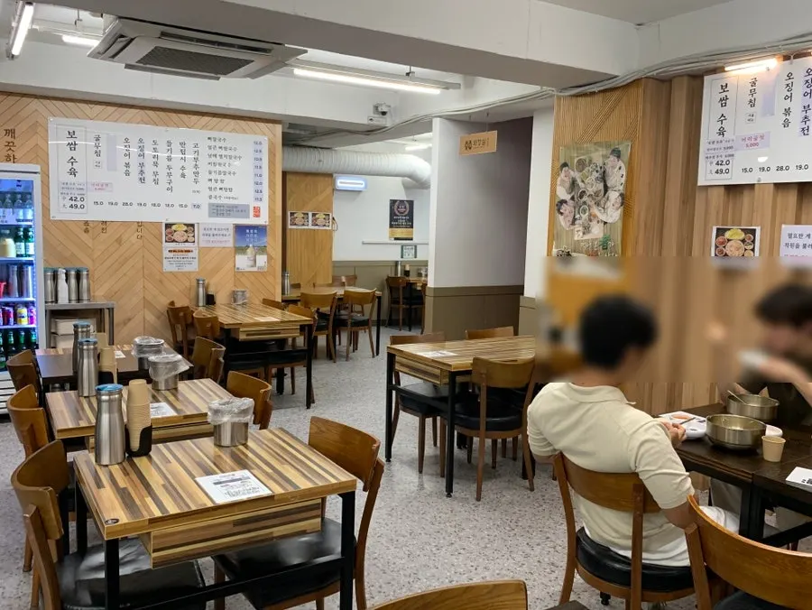 평이담백 뼈칼국수 본점 내부 테이블 좌석
