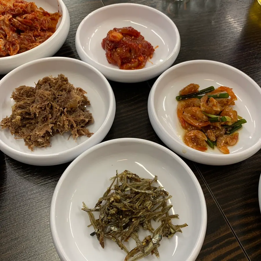 배추김치와 깍두기, 어리굴젓 등 밑반찬 접시