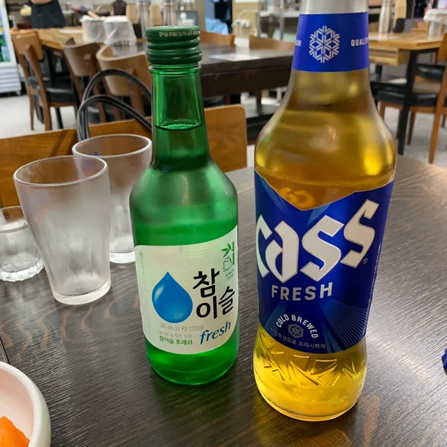 시원한 맥주와 소주 잔