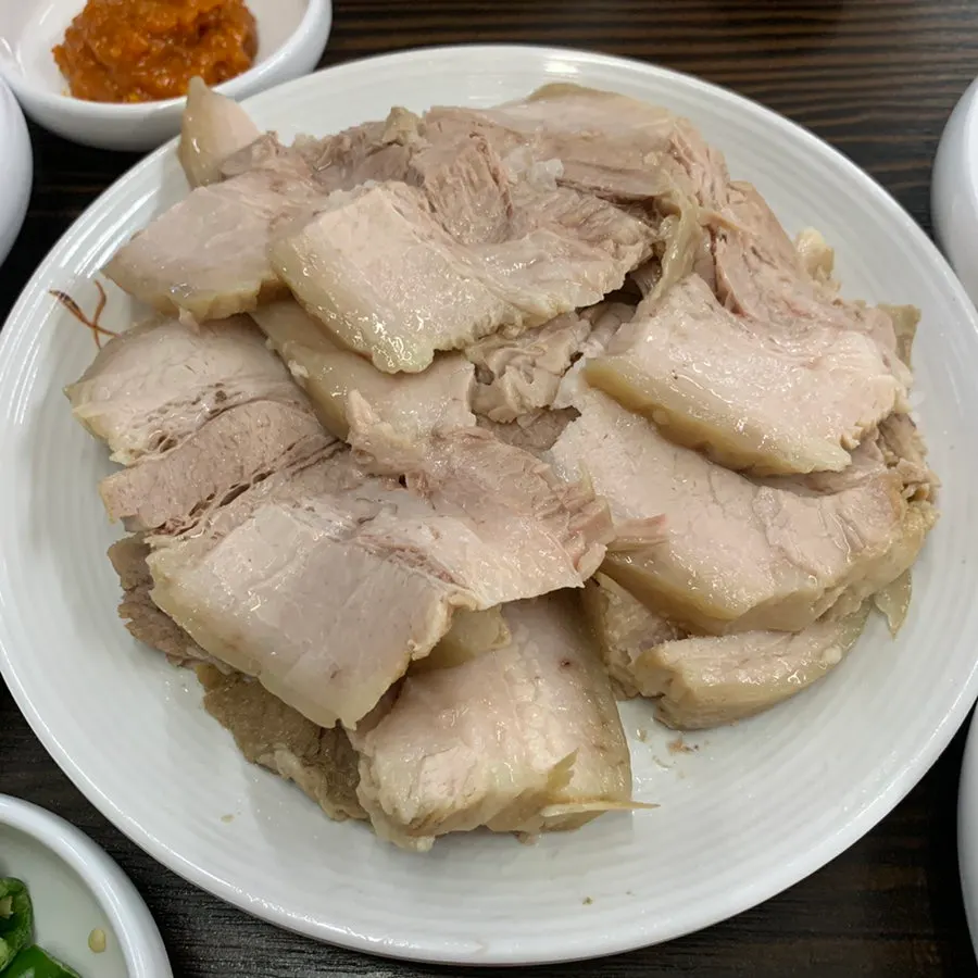 막 썰어 푸짐하게 담긴 보쌈수육 중 사이즈