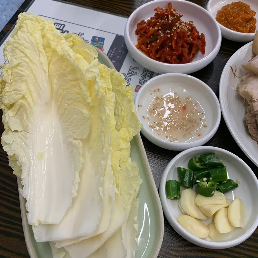 보쌈수육과 함께 나온 배추쌈, 마늘, 새우젓, 무생채