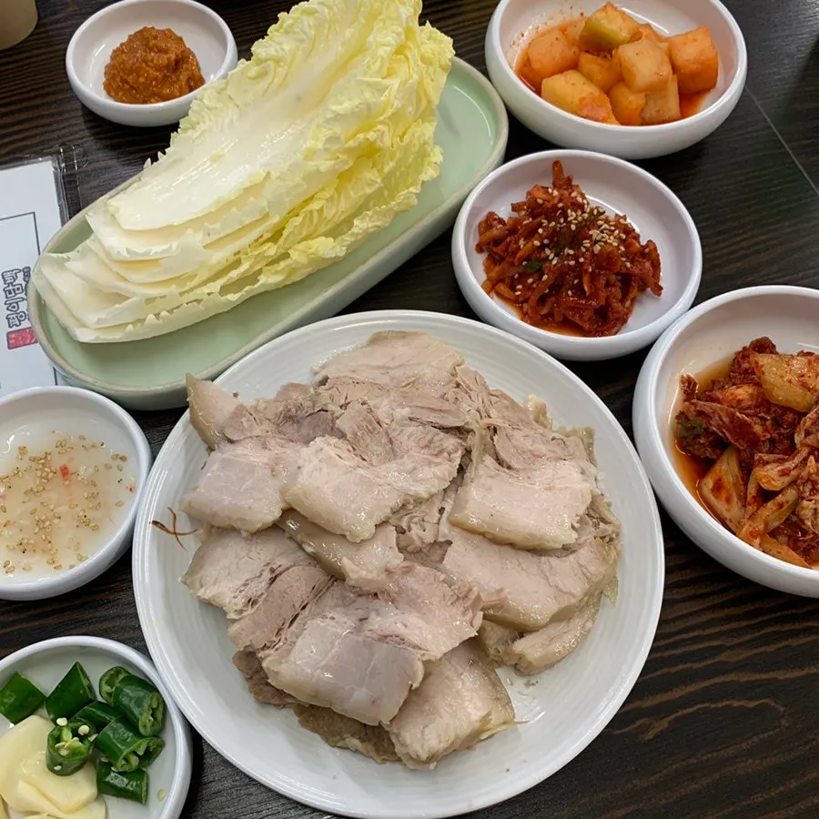 밑반찬까지 차려진 보쌈수육 한상 전체