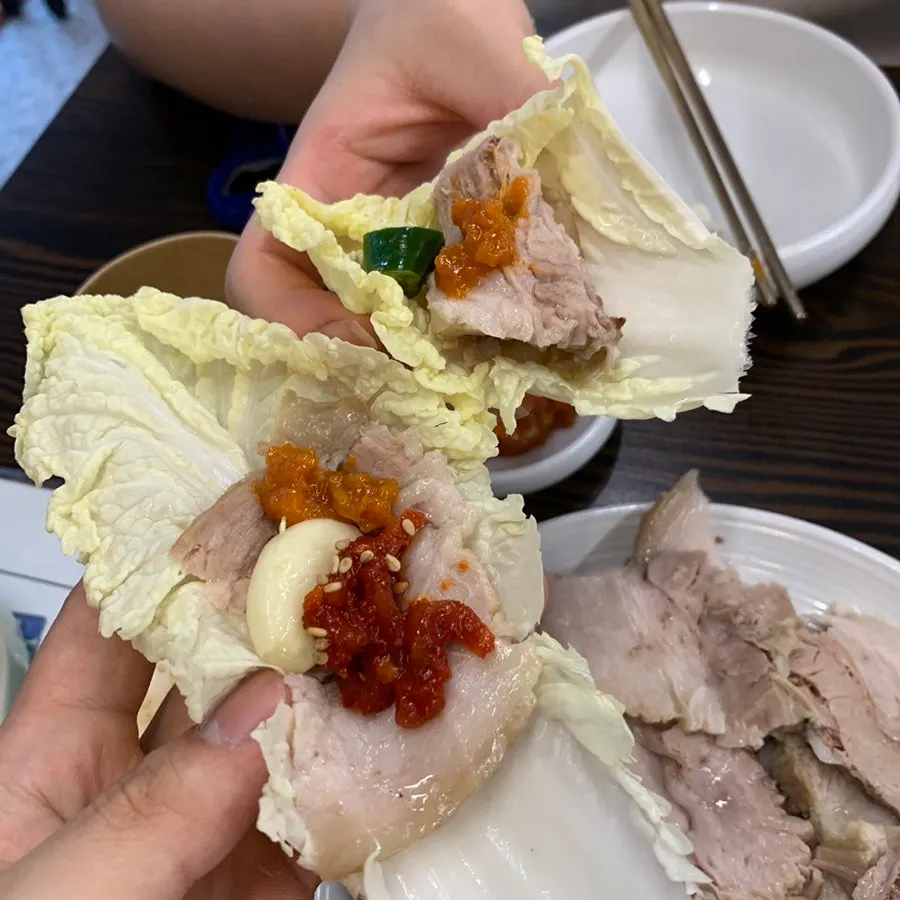 배추쌈에 올린 보쌈수육 한 점