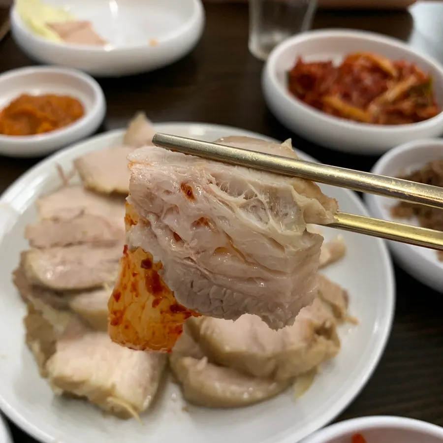두툼한 수육과 배추김치 조합