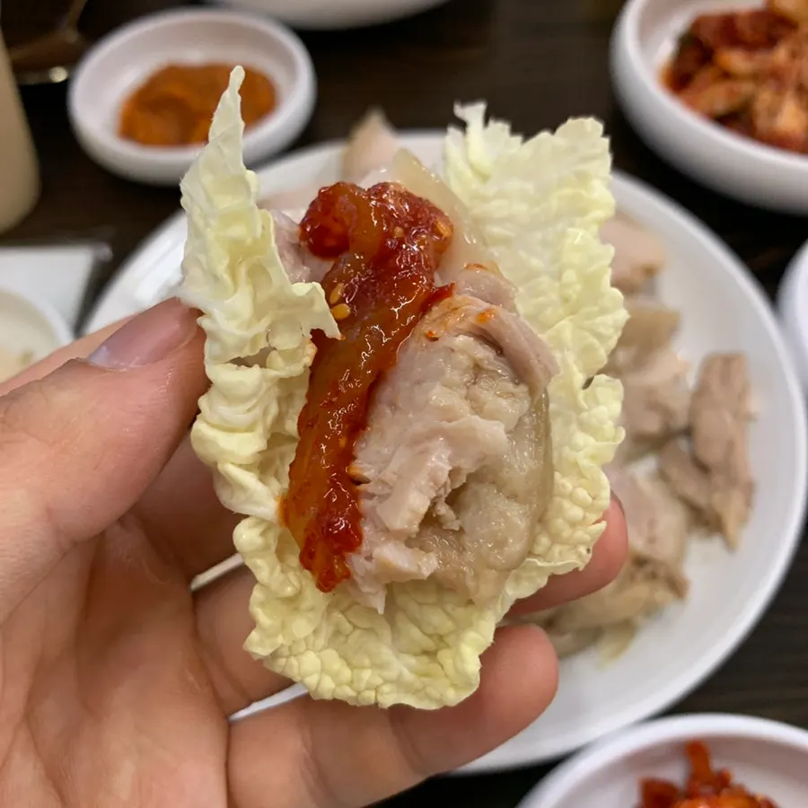 김치와 함께 먹는 보쌈수육 클로즈업