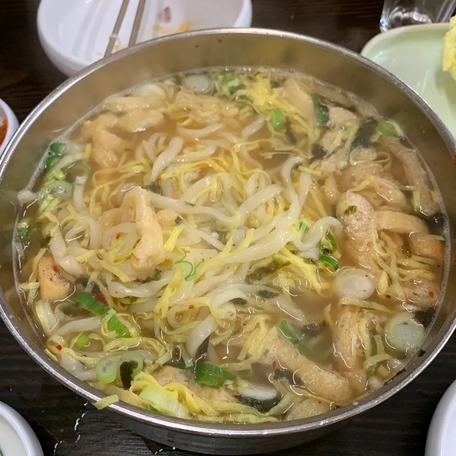 유부와 양념장이 올라간 멸치칼국수 국물과 면