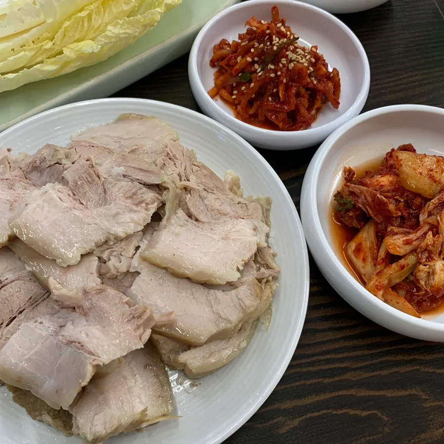 보쌈수육과 멸치칼국수를 함께 놓은 상차림