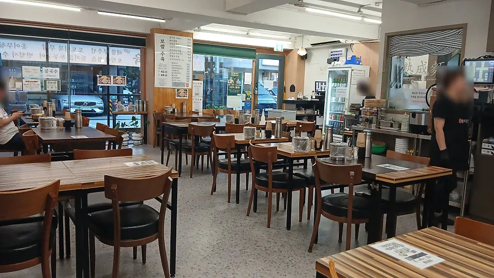 Exterior and signage of Pyeongidambaek Ppyeo Kalguksu Main Branch
