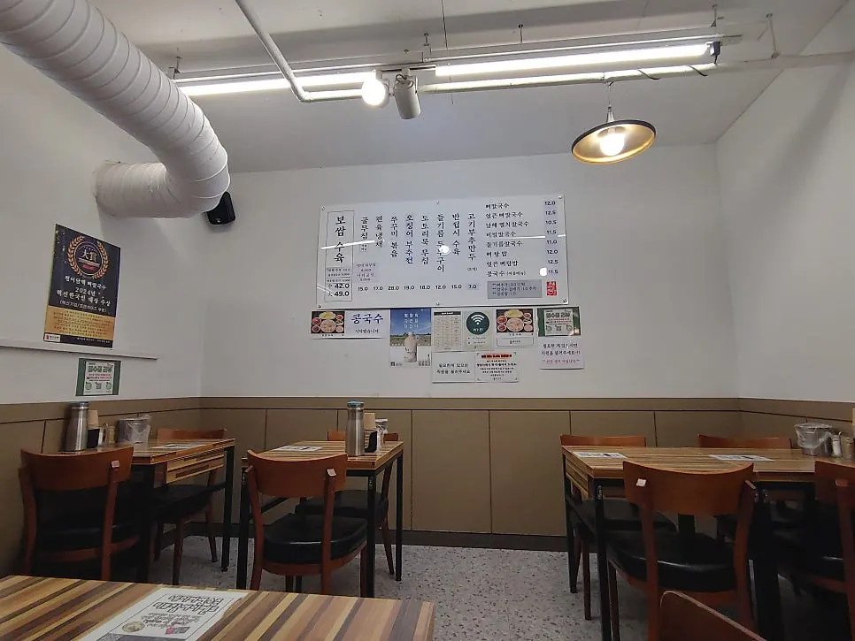 Menu lineup at Pyeongidambaek Ppyeo Kalguksu Main Branch